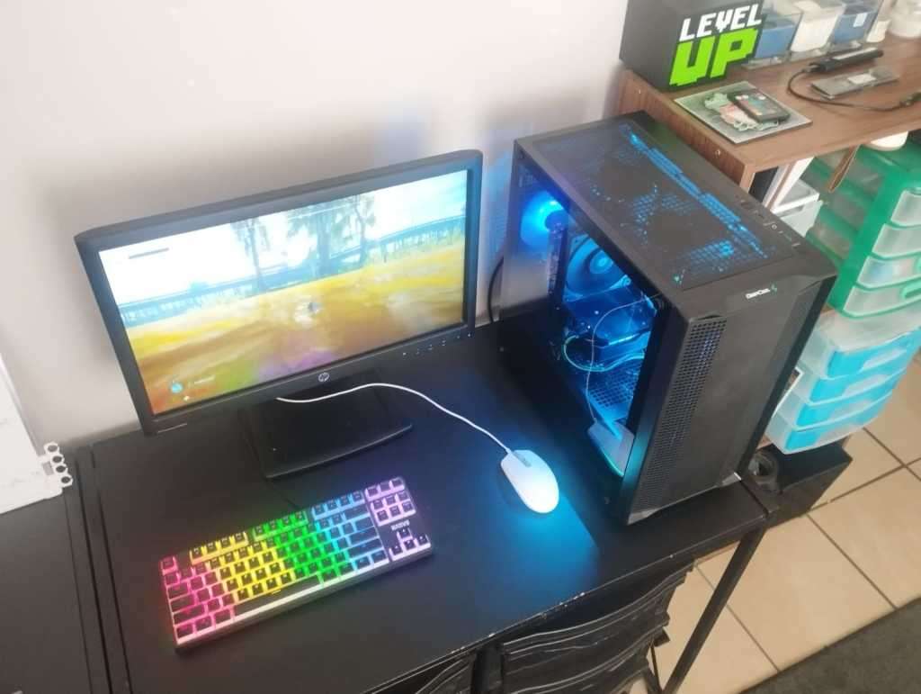 Ryzen 7 3700X, 1660 TI 6GB, 16GB DDR4 3200, 256 NVME SSD, 512 SSD, 2TB HDD, +Extras