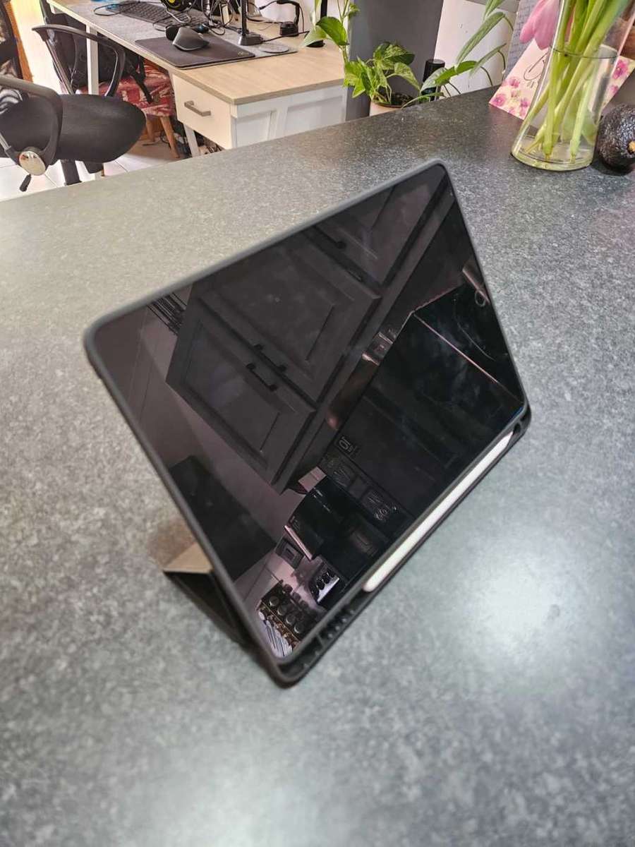 Apple iPad 9Th Gen 64GB WIFI (Like new, + Extras!)