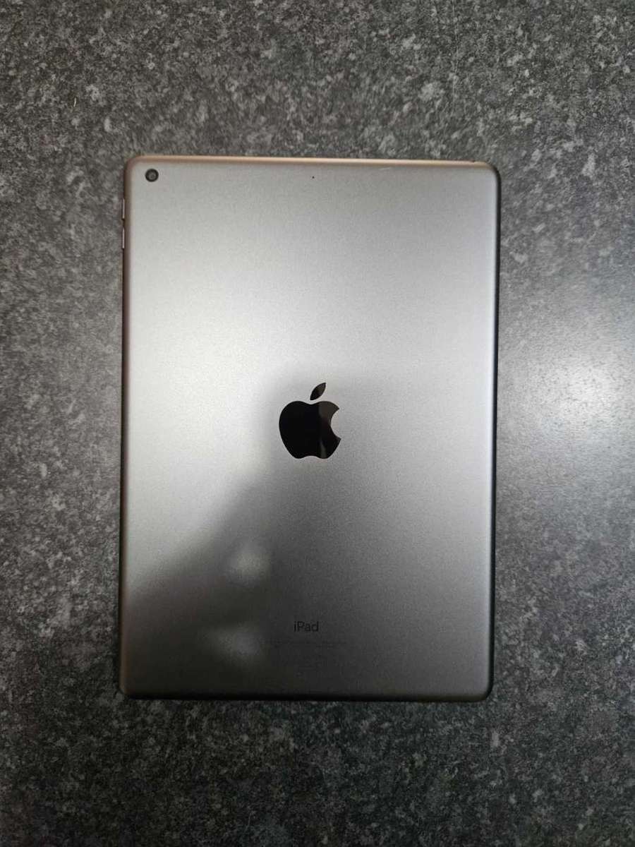 Apple iPad 9Th Gen 64GB WIFI (Like new, + Extras!)