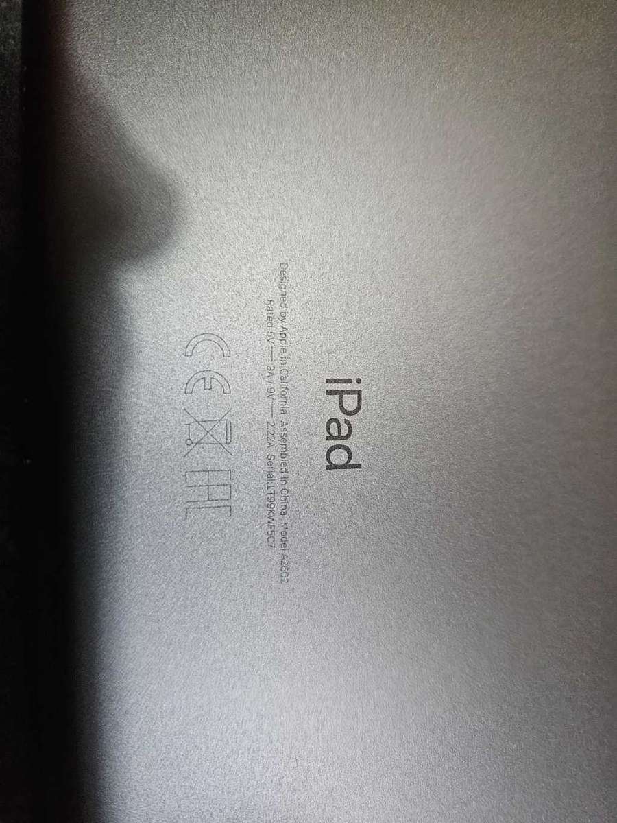 Apple iPad 9Th Gen 64GB WIFI (Like new, + Extras!)