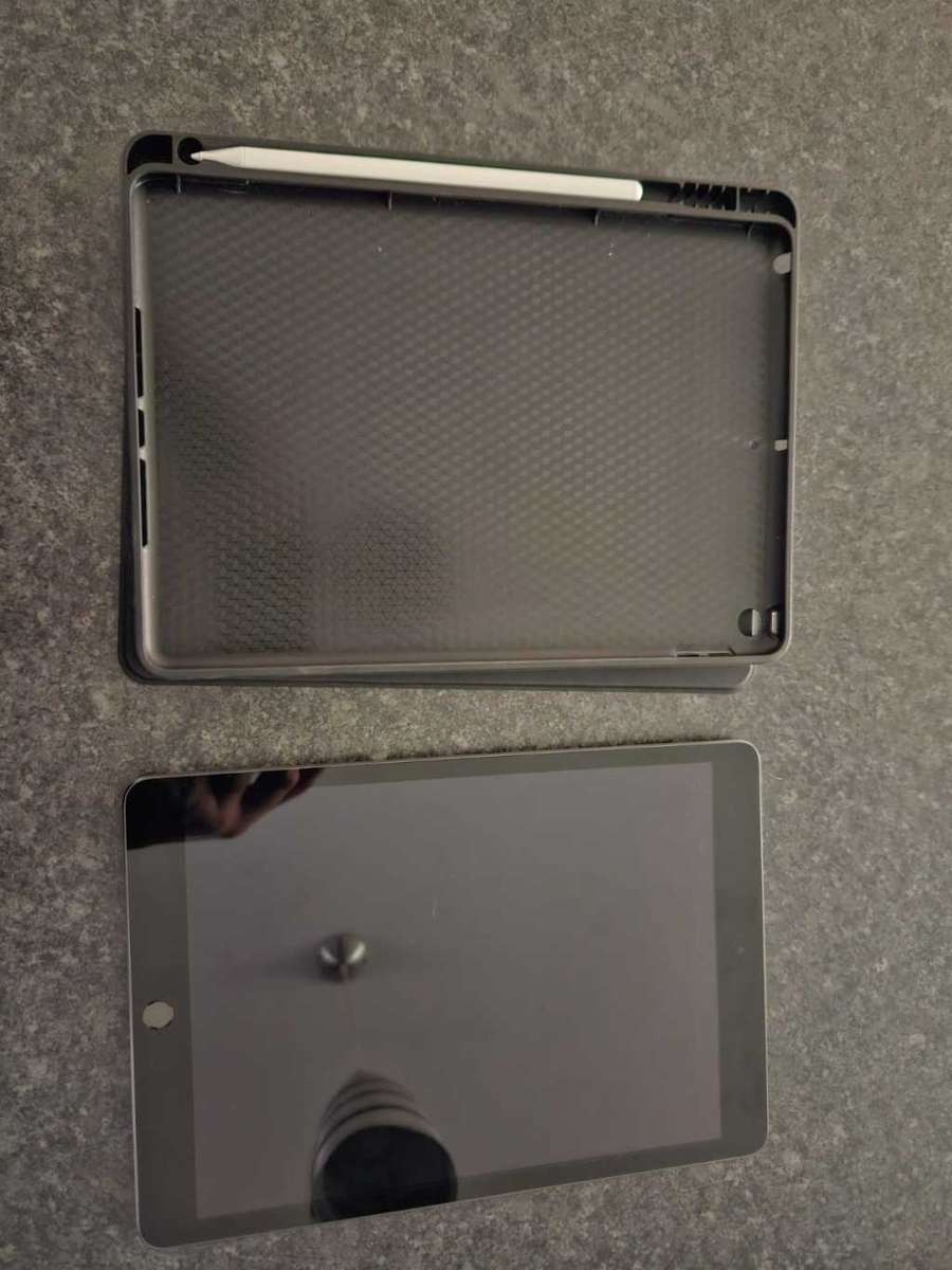 Apple iPad 9Th Gen 64GB WIFI (Like new, + Extras!)