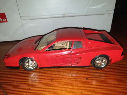 Ferrari Testarossa (1984) 1/18 Die Cast