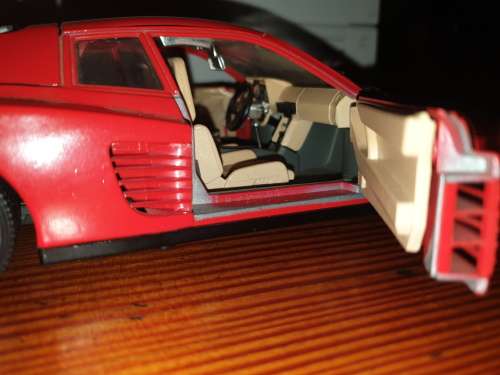 Ferrari Testarossa (1984) 1/18 Die Cast