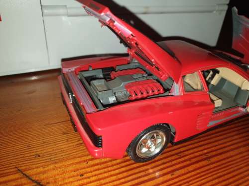 Ferrari Testarossa (1984) 1/18 Die Cast