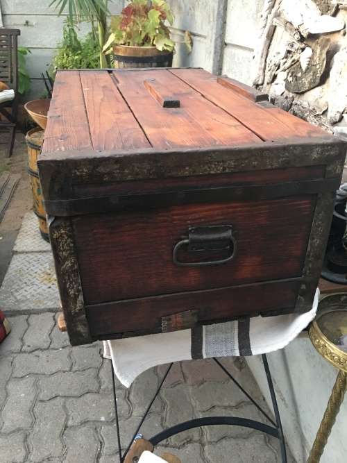 STUNNING OLD ORIGIN PINE KIST WITH TWO DRAWERS