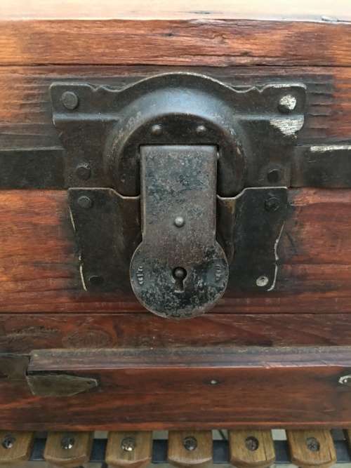 STUNNING OLD ORIGIN PINE KIST WITH TWO DRAWERS