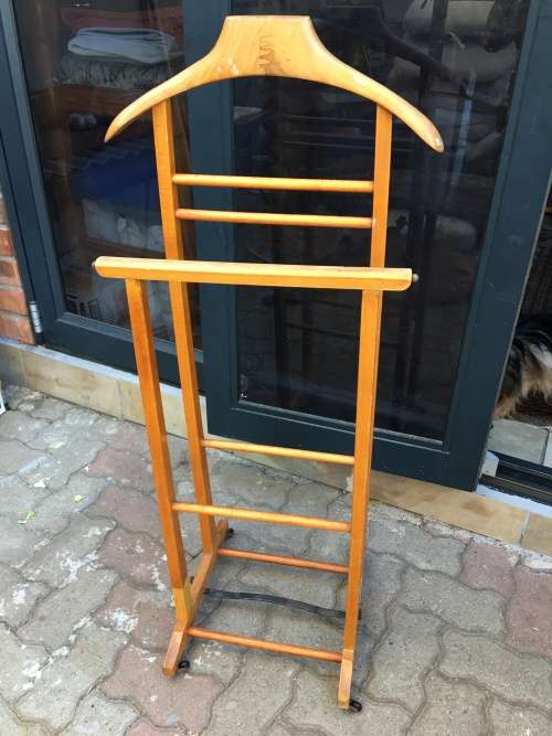 BEAUTIFUL BEECHWOOD DUMB VALET ON CASTORS