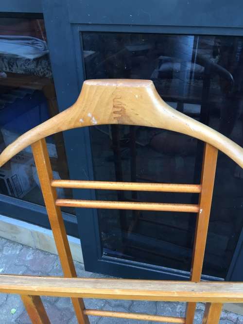 BEAUTIFUL BEECHWOOD DUMB VALET ON CASTORS