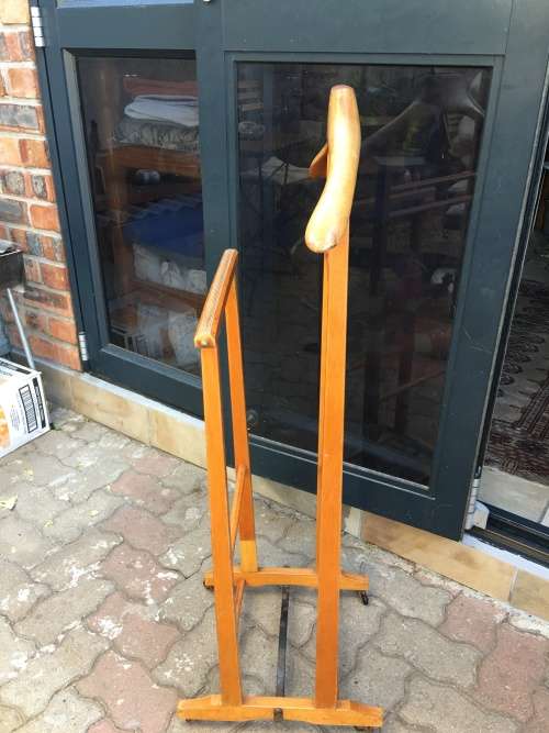 BEAUTIFUL BEECHWOOD DUMB VALET ON CASTORS