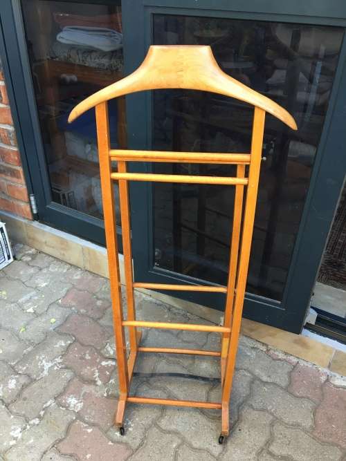 BEAUTIFUL BEECHWOOD DUMB VALET ON CASTORS