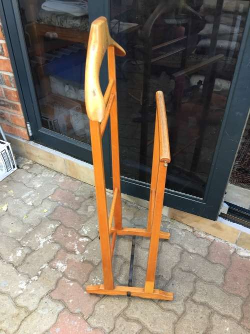 BEAUTIFUL BEECHWOOD DUMB VALET ON CASTORS