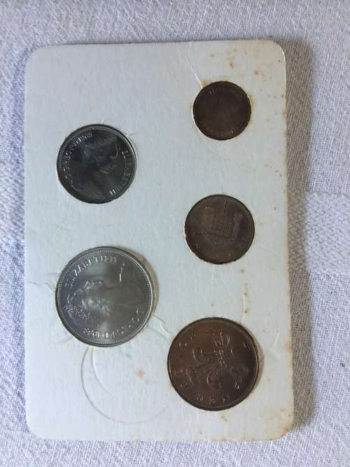 BRITAIN'S FIRST DECIMAL COINS FROM 1977 IN A COMPACT BOOKLET