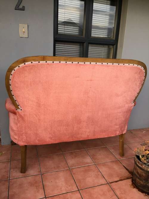 Incredible vintage button back Queen Anne Sofa in lovely condition