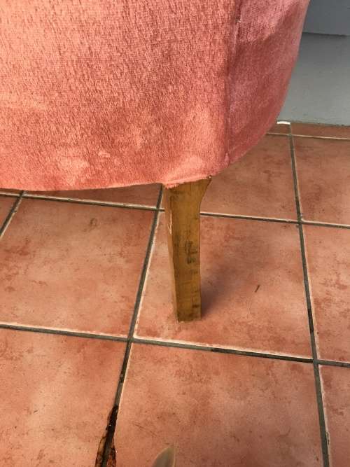 Incredible vintage button back Queen Anne Sofa in lovely condition