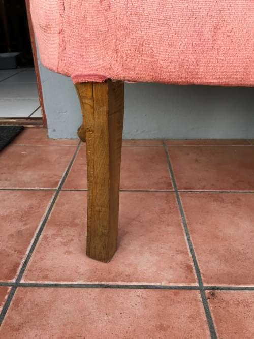 Incredible vintage button back Queen Anne Sofa in lovely condition