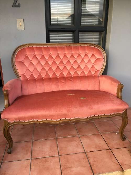 Incredible vintage button back Queen Anne Sofa in lovely condition