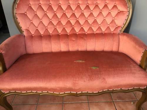 Incredible vintage button back Queen Anne Sofa in lovely condition