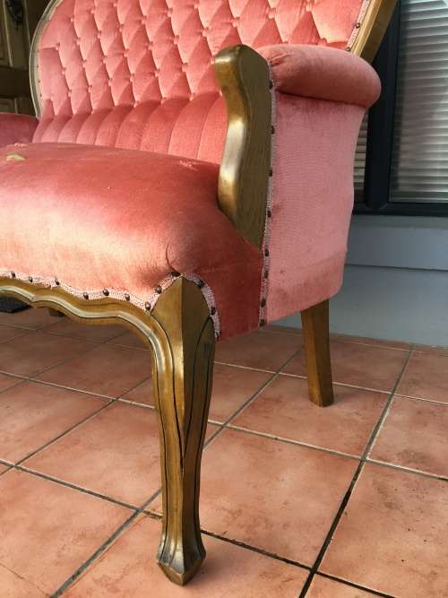 Incredible vintage button back Queen Anne Sofa in lovely condition