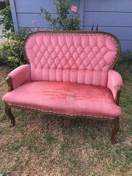 Incredible vintage button back Queen Anne Sofa in lovely condition
