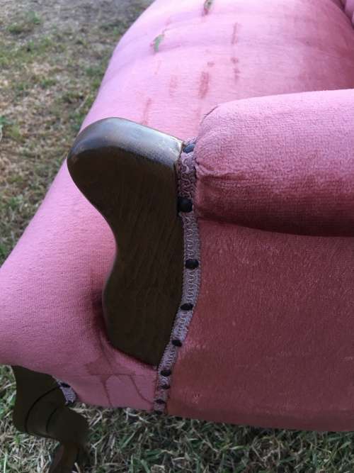 Incredible vintage button back Queen Anne Sofa in lovely condition