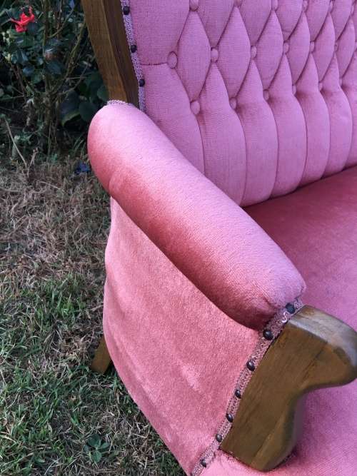 Incredible vintage button back Queen Anne Sofa in lovely condition
