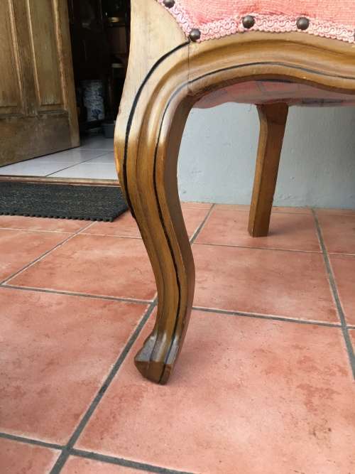 Incredible vintage button back Queen Anne Sofa in lovely condition