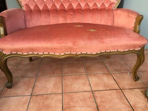 Incredible vintage button back Queen Anne Sofa in lovely condition