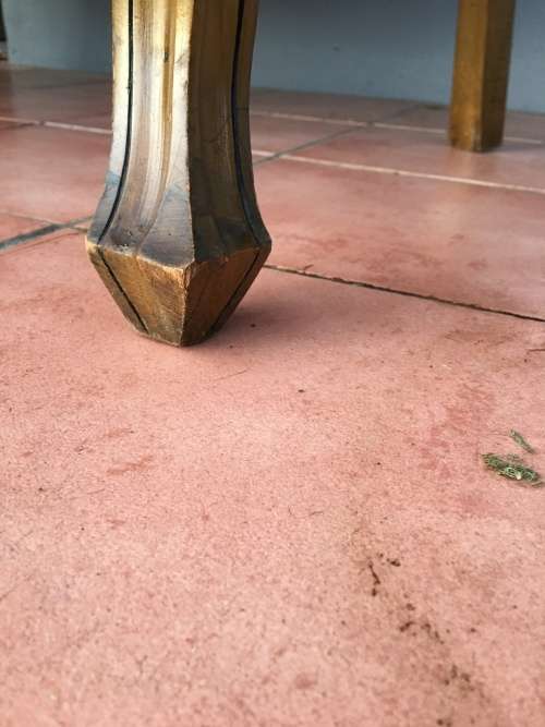 Incredible vintage button back Queen Anne Sofa in lovely condition