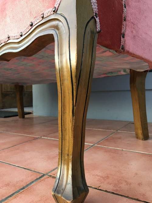 Incredible vintage button back Queen Anne Sofa in lovely condition