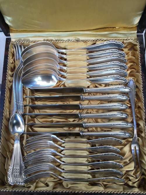WOW !!!! A BEAUTIFUL CASED WELLNER SILVER PLATE CUTLERY CANTEEN all clearly marked