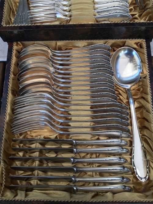 WOW !!!! A BEAUTIFUL CASED WELLNER SILVER PLATE CUTLERY CANTEEN all clearly marked