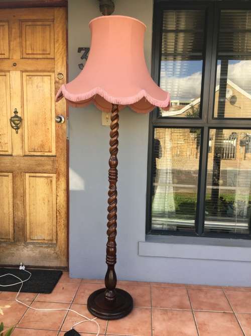 WOW !!!! STUNNING MAHOGANY BARLEY TWIST STANDING LAMP WITH A CLASSIC SHADE