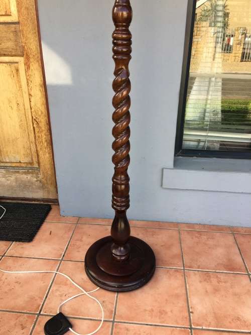 WOW !!!! STUNNING MAHOGANY BARLEY TWIST STANDING LAMP WITH A CLASSIC SHADE