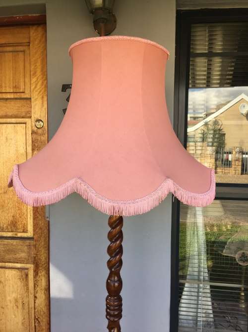 WOW !!!! STUNNING MAHOGANY BARLEY TWIST STANDING LAMP WITH A CLASSIC SHADE