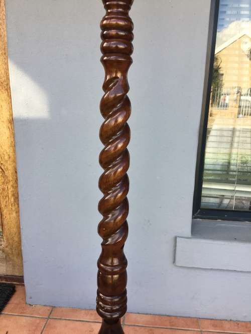 WOW !!!! STUNNING MAHOGANY BARLEY TWIST STANDING LAMP WITH A CLASSIC SHADE