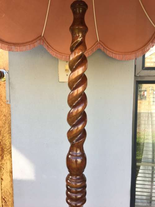 WOW !!!! STUNNING MAHOGANY BARLEY TWIST STANDING LAMP WITH A CLASSIC SHADE