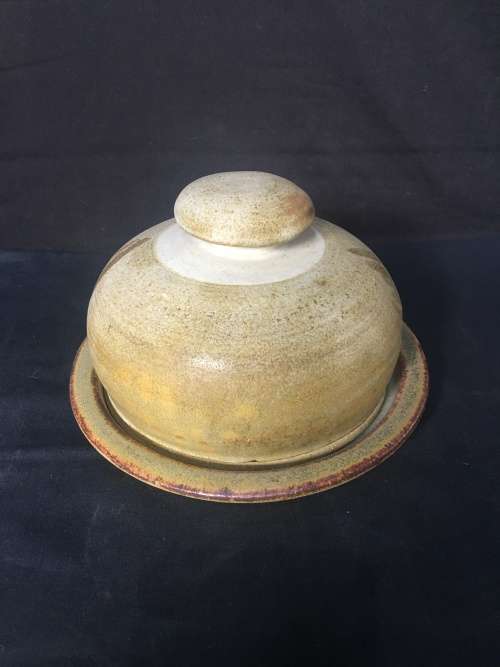 A GORGEOUS STONEWARE BUTTER DISH IN EXCELLENT CONDITION