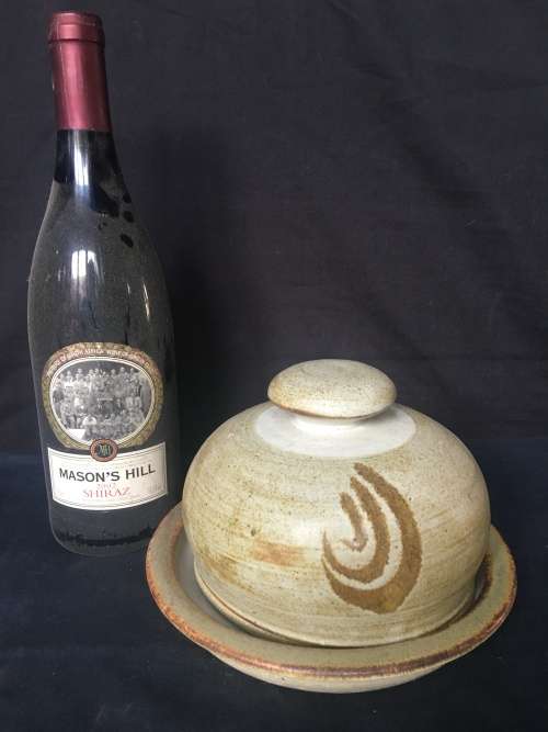 A GORGEOUS STONEWARE BUTTER DISH IN EXCELLENT CONDITION