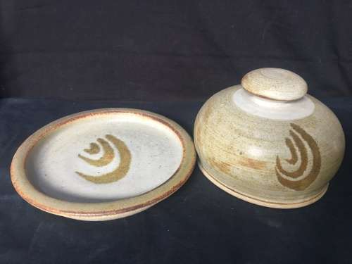 A GORGEOUS STONEWARE BUTTER DISH IN EXCELLENT CONDITION