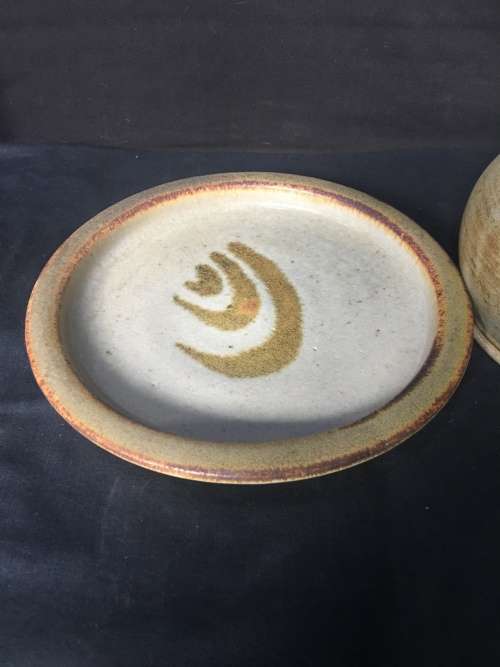 A GORGEOUS STONEWARE BUTTER DISH IN EXCELLENT CONDITION