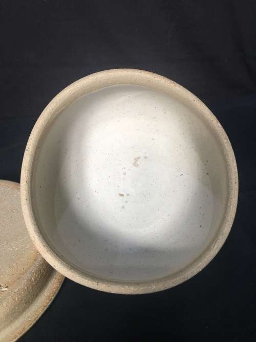 A GORGEOUS STONEWARE BUTTER DISH IN EXCELLENT CONDITION