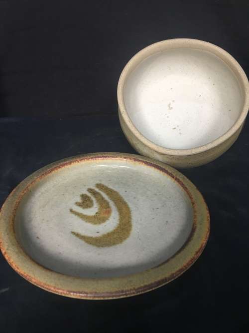 A GORGEOUS STONEWARE BUTTER DISH IN EXCELLENT CONDITION