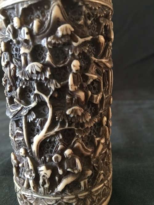 WOW !!! A STUNNING VINTAGE HEAVILY CARVED FAUX IVORY CHINESE VASE