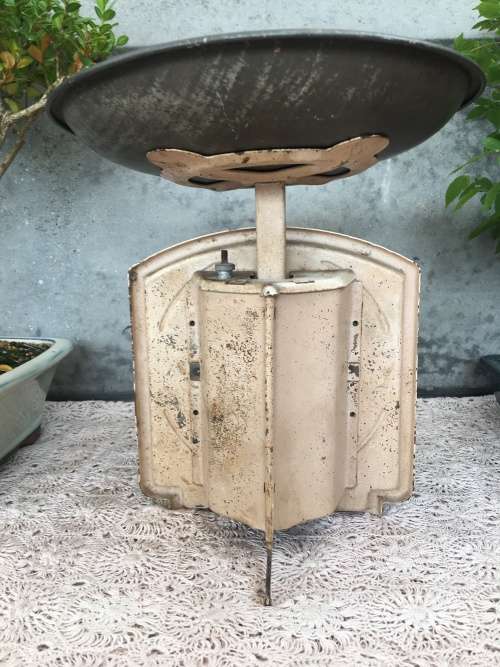 WOW !!! LOVELY VINTAGE KITCHEN / GROCER SCALE MADE BY EFFEM WITH THE ORIGINAL TRAY AND WORKING