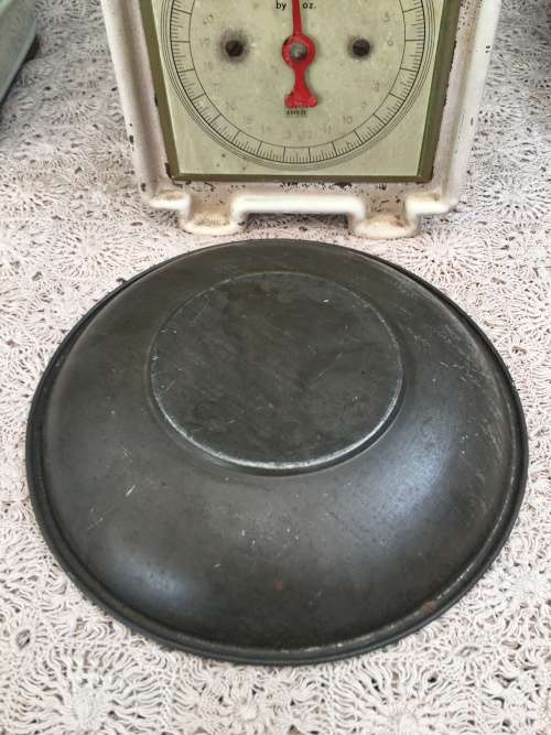 WOW !!! LOVELY VINTAGE KITCHEN / GROCER SCALE MADE BY EFFEM WITH THE ORIGINAL TRAY AND WORKING