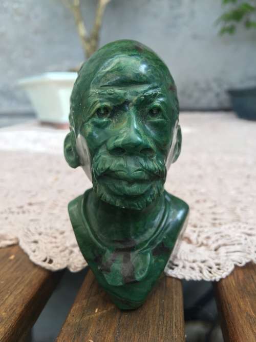 WOW !! STUNNING MALACHITE BUST OF AN AFRICAN  MAN WITH A CARVED STONE FROG