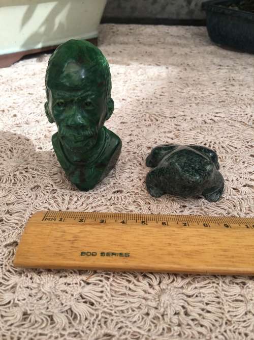 WOW !! STUNNING MALACHITE BUST OF AN AFRICAN  MAN WITH A CARVED STONE FROG