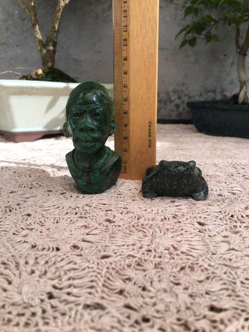 WOW !! STUNNING MALACHITE BUST OF AN AFRICAN  MAN WITH A CARVED STONE FROG