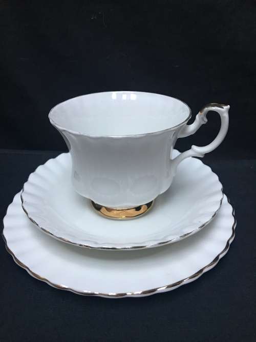 WOW !!! *********LOW R1 START *********ROYAL ALBERT VAL D'or TEA TRIO