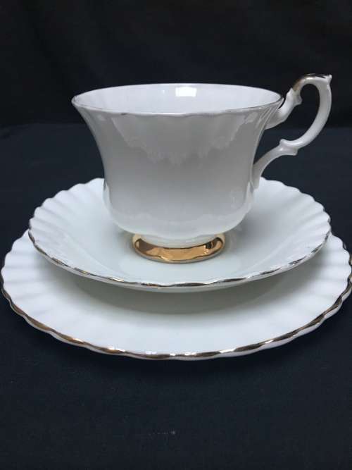 WOW !!! *********LOW R1 START *********ROYAL ALBERT VAL D'or TEA TRIO